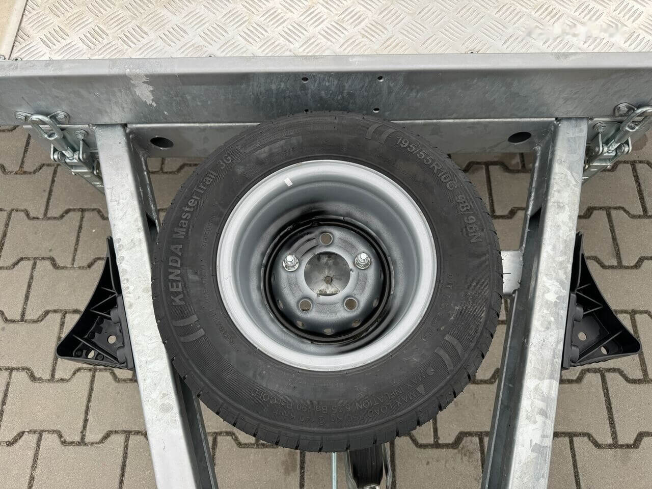 Roată de rezervă pe suport metalic